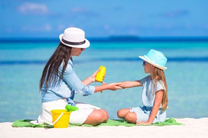 Hautkrebsbefund im Urlaub Mutter cremt das Kind mit Sonnencreme ein