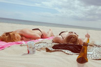 Hautärzte rechnen mit deutlichem Anstieg von Melanom-Fällen zwei Frauen beim Sonnenbaden am Strand